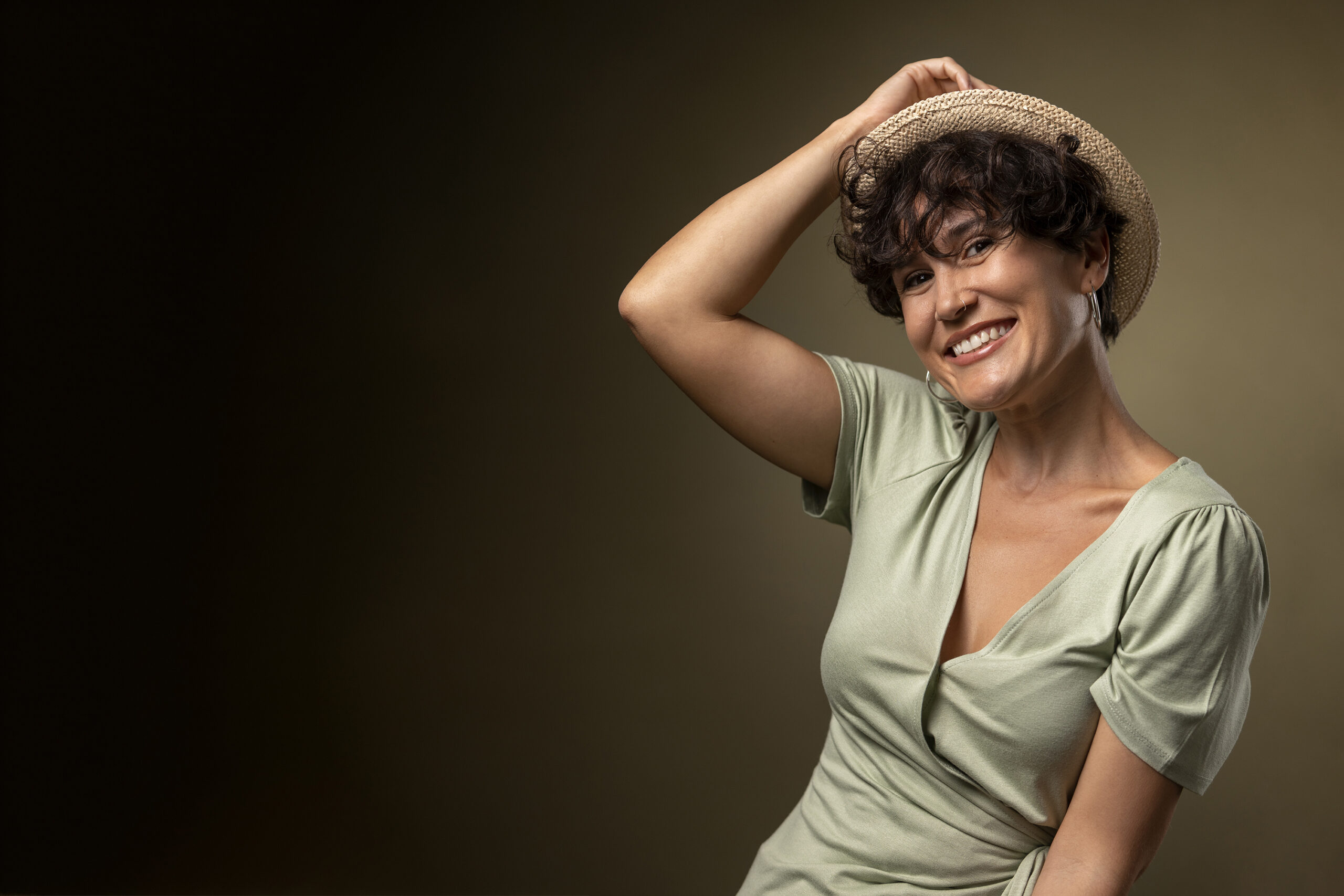 mulher-sorridente-posando-foto-media